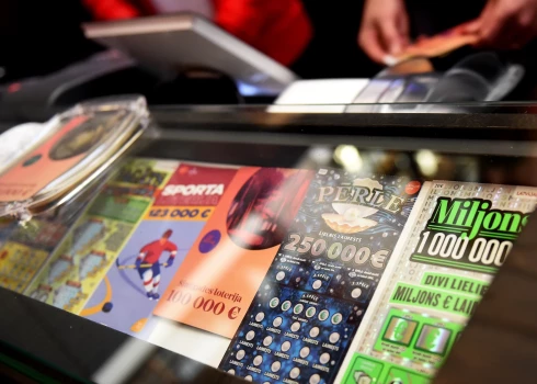 Līdz šim Latvijā lielāko "Eurojackpot" laimestu gandrīz 760 tūkstošu eiro apmērā laimēja kāds rīdzinieks 2024. gada augustā.