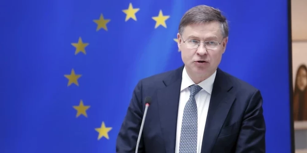 Valdis Dombrovskis atgādina, ka jau šobrīd ES ir apņēmusies turpmāko četru gadu laikā mobilizēt aptuveni 800 miljardus eiro savas aizsardzības industrijas un spēju attīstībai.