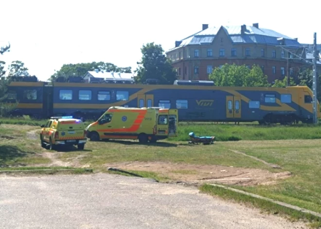 Rīgā vilciens notriecis vīrieti - maršrutā ir kavēta vilcienu kustība