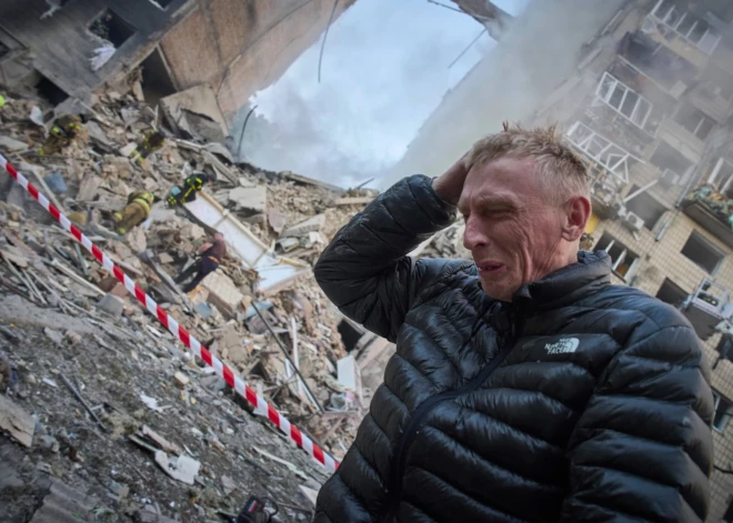 Krievijas ballistiskā raķete Kijivā iznīcinājusi dzīvojamo namu.