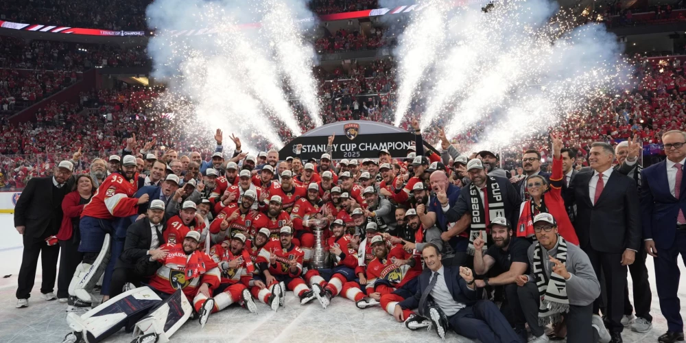 "Panthers" atkal paceļ Stenlija kausu.