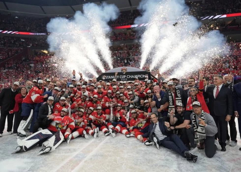 "Panthers" atkal paceļ Stenlija kausu.