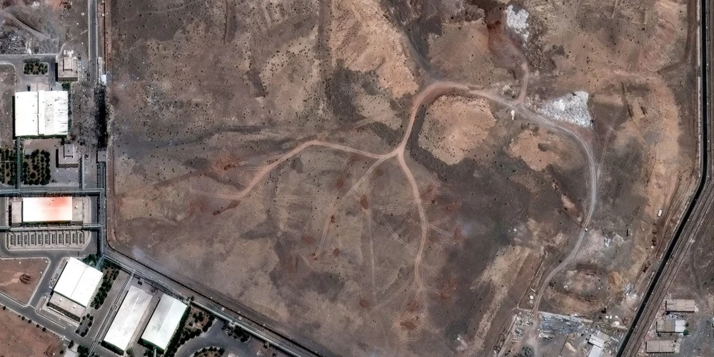 Satelītattēls parāda Natanzas kodolobjektu Irānā pēc gaisa trieciena.