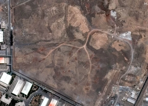Satelītattēls parāda Natanzas kodolobjektu Irānā pēc gaisa trieciena.