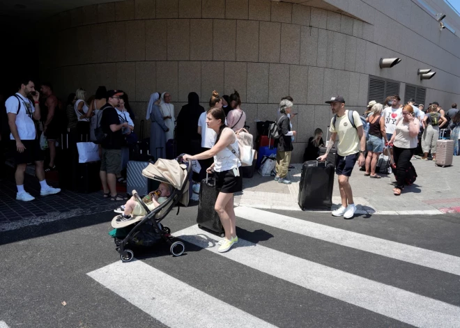 "Vienkārši viss notiek čatā." Baltijas valstu iedzīvotāju evakuāciju no Izraēlas koordinē “WhatsApp” grupā