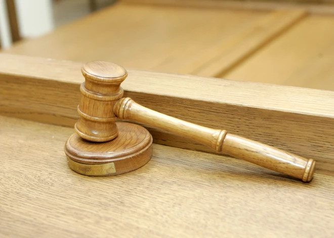 Viņš izkārtoja “vajadzīgo lēmumu” par brendiju un gaļu – augsta ranga Latgales policistam par kukuļu ņemšanu piespriests cietumsods