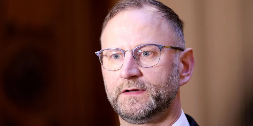 Satiksmes ministrs Atis Švinka (P).
