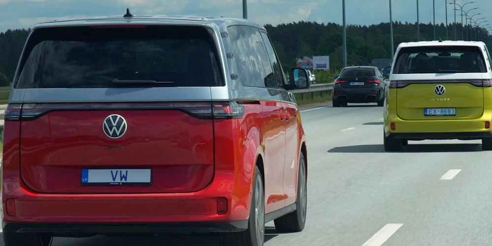 Volkswagen nebūt nekautrējas no fakta, ka Transporter un tā modeļu atvasinājumi kā Caravelle izgatavoti sadarbībā ar Ford.  