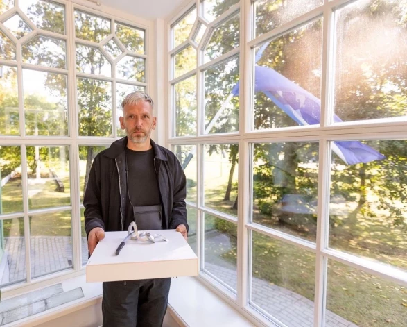 Metālmākslinieks Uģis Traumanis: “Jūrmalas iedzīvotājiem un viesiem būtu jāzina, ka pie Kauguros esošā kultūras centra uzstādītais vides objekts “Mezgls” nav realizēts atbilstoši tā sākotnējai mākslinieciskajai iecerei.”