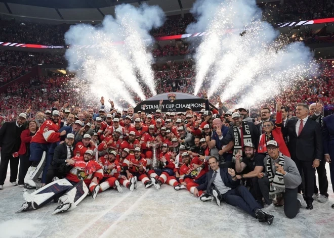 ВИДЕО: впервые в истории латвийский хоккеист стал двукратным обладателем Кубка Стэнли