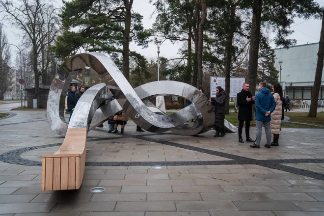 Pusgadu pēc atklāšanas atkal jūrmalnieku uzmanību piesaistījis “superdārgais” vides objekts “Mezgls” Kauguros. Metālmākslinieks Uģis Traumanis Jūrmalas pašvaldībai pārmet, ka tā nav īstenojusi sākotnējo māksliniecisko ieceri.