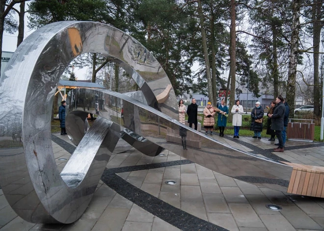 Metālmākslinieks Uģis Traumanis uzskata, ka Kauguru centrā realizētais vides objekts neatbilst sākotnējai iecerei. Jūrmalas dome gan visas pretenzijas noraida.