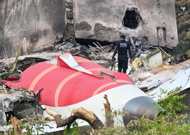 “Air India” katastrofa: izmeklētāji norāda uz iespējamu dzinēju atteici