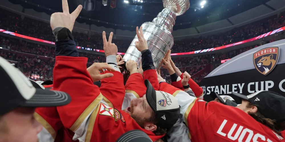 Floridas "Panthers" hokejisti jūsmo par iegūto kausu. 
