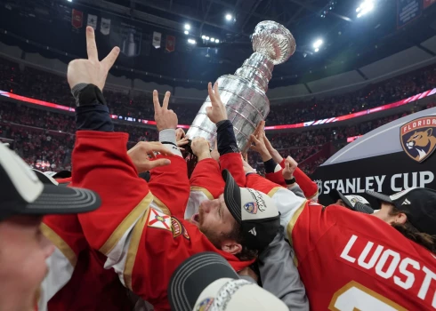 Floridas "Panthers" hokejisti jūsmo par iegūto kausu. 