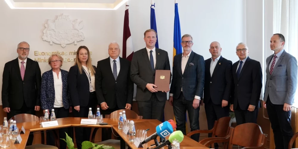 Memoranda parakstītāji ar ekonomikas ministru Viktoru Valaini (ZZS) vidū. Memorands, protams, ir tikai dokuments un reālu, jūtamu izmaiņu ieviešanai ir nepieciešams kas vairāk, tostarp, efektīvs, patērētājiem pieejams instruments, kas ļautu salīdzināt pārtikas cenas dažādos veikalos, tādējādi neļaujot tirgotājiem tik viegli paļauties uz to, ka cilvēki vienkārši tērēs tik, cik būs prasīts cenas zīmē.