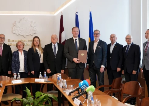 Memoranda parakstītāji ar ekonomikas ministru Viktoru Valaini (ZZS) vidū. Memorands, protams, ir tikai dokuments un reālu, jūtamu izmaiņu ieviešanai ir nepieciešams kas vairāk, tostarp, efektīvs, patērētājiem pieejams instruments, kas ļautu salīdzināt pārtikas cenas dažādos veikalos, tādējādi neļaujot tirgotājiem tik viegli paļauties uz to, ka cilvēki vienkārši tērēs tik, cik būs prasīts cenas zīmē.