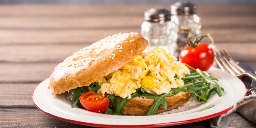 Gardās olu kulteņa maizītes ar garšaugiem