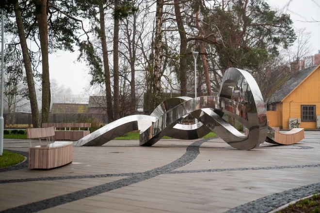 Jūrmalas dome noraida metālmākslinieka Uģa Traumaņa pretenzijas, ka “Kauguru mezgls” būtu realizēts rupji pārkāpjot metālmākslinieka idejas.