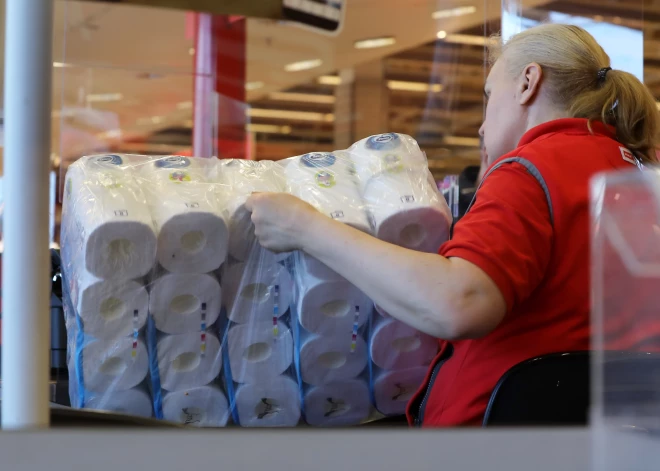 Pētījums: lai neieslīgtu nabadzībā, Latvijas iedzīvotājiem jāstrādā vairāk nekā citiem eiropiešiem