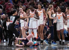VIDEO: Emocijas sit augstu vilni arī sieviešu basketbolā. Bijusī TTT spēlētāja pagrūž WNBA zvaigzni