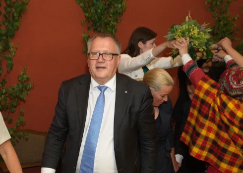 ZZS frakcijas vadītājs, deputāts Harijs Rokpelnis ir reaģējis uz LDDK prezidenta Andra Bites publicēto stāstu par ministriju darbu ar atvainošanos. Viņš galvenokārt vaino Arvila Ašeradena vadīto Finanšu ministriju. 