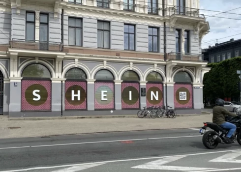 "Shein" uzraksts uz ēkas Brīvības un Raiņa bulvāra krustojumā. FOTO: Jauns.lv
