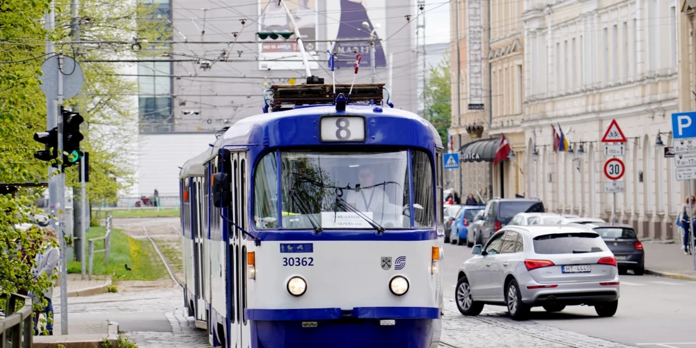 23. un 24. jūnijā “Rīgas satiksmes” autobusi, trolejbusi un tramvaji būs bez maksas, līdz ar to pasažieriem savs e-talons vai koda biļete transportlīdzekļos nebūs jāreģistrē.