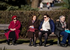Ekonomisti iesaka Latvijas iedzīvotājiem pašiem parūpēties par savām vecumdienām un tādējādi palīdzēt visai pensiju sistēmai