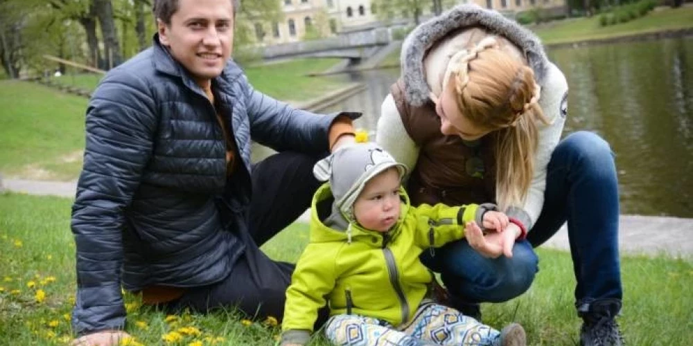 Павел Прилучный и Агата Муцениеце с сыном в Риге много лет назад.