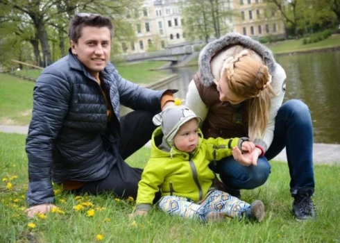 Павел Прилучный и Агата Муцениеце с сыном в Риге много лет назад.