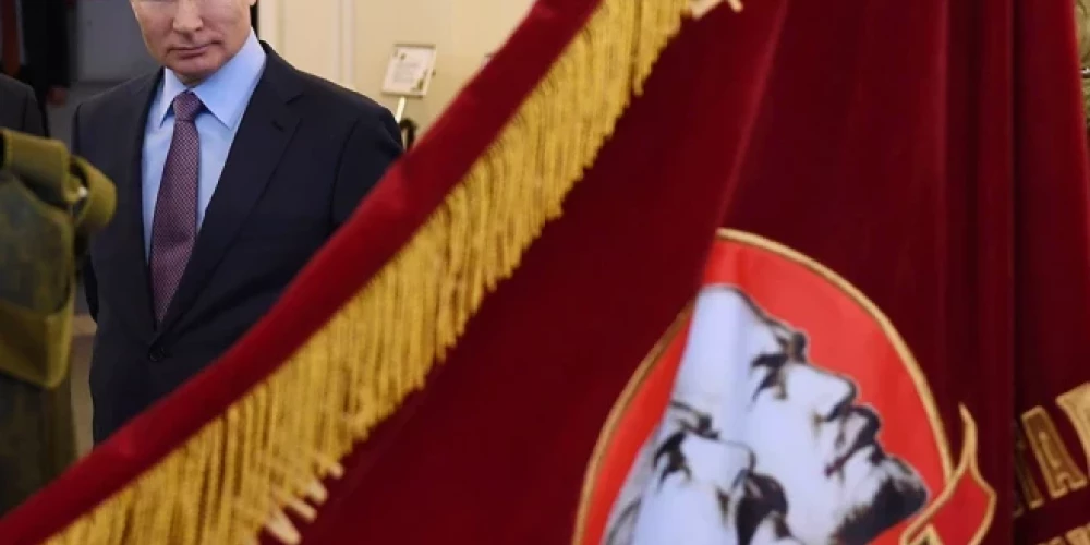 Staļins tika norādīts kā visizcilākais cilvēks ar 42% atbalstu, kas ir par 18 procentpunktiem vairāk nekā 1991. gadā. Tāpat aptuveni trešdaļa respondentu minēja Putinu (31%), bet Ļeņinu – 28%, kas ir samazinājums par 31 procentpunktu salīdzinājumā ar 1991. gadu. Katrs ceturtais norādīja Aleksandru Puškinu, bet katrs piektais – Pēteri I.