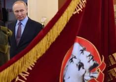 Izcilākie – Staļins un Putins, bet Einšteins paliek zem Brežņeva: aptauja parāda, cik nožēlojams ir sabiedriskās domas stāvoklis Krievijā