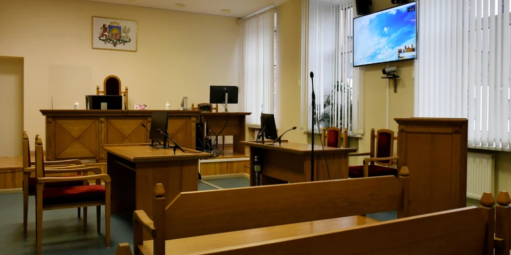 Krimināllikums paredz atbildību par vajāšanu - vairākkārtēju vai ilgstošu citas personas izsekošanu, novērošanu, draudu izteikšanu vai nevēlamu saziņu, ja upurim ir bijis pamats baidīties par sevi vai saviem tuviniekiem. Likums nenosaka, ka šādam noziedzīgam nodarījumam jābūt izdarītam ar speciālu nolūku, piemēram, lai iebiedētu cietušo, atzīmē Judins.