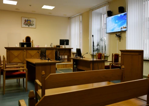 Krimināllikums paredz atbildību par vajāšanu - vairākkārtēju vai ilgstošu citas personas izsekošanu, novērošanu, draudu izteikšanu vai nevēlamu saziņu, ja upurim ir bijis pamats baidīties par sevi vai saviem tuviniekiem. Likums nenosaka, ka šādam noziedzīgam nodarījumam jābūt izdarītam ar speciālu nolūku, piemēram, lai iebiedētu cietušo, atzīmē Judins.