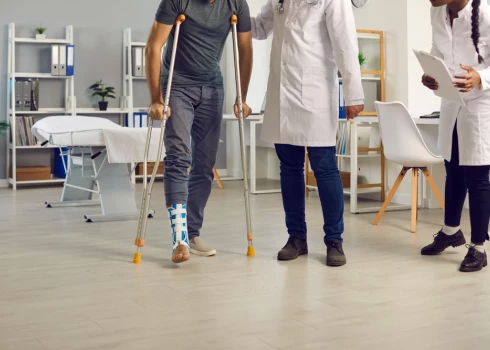 Lielākoties stresa lūzumi ir sportistiem, dejotājiem un cilvēkiem, kuri ilgstoši stāv kājās vai staigā.