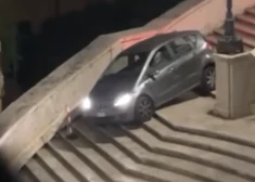 VIDEO; FOTO: apmaldījies seniors Romā ar "Mercedes" nobrauc pa slavenajām Spāņu kāpnēm