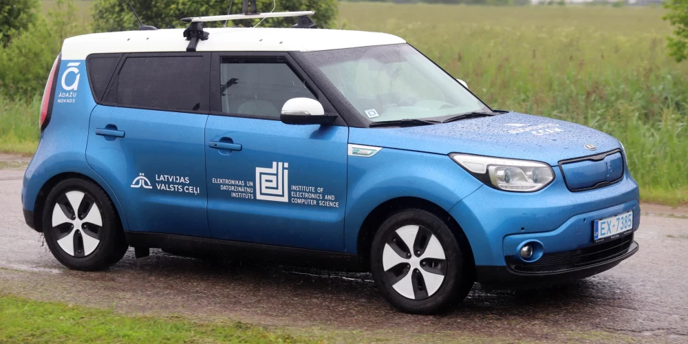 Ādažos notika pašbraucoša transporta demonstrācijas braucieni un diskusija par šī transporta veida attīstības iespējām Latvijā. Pasākums notika VSIA Latvijas Valsts ceļi (LVC), Elektronikas un datorzinātņu institūta (EDI) un SIA Latvijas Mobilais Telefons (LMT) veiktā pētījuma ietvaros. 
