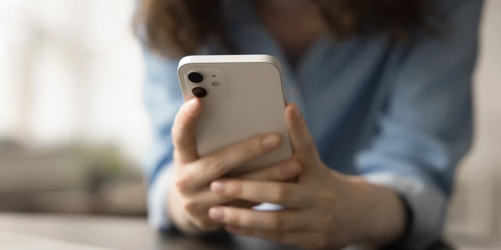Informācijas un komunikācijas tehnoloģiju uzņēmums “Bite Latvija” brīdina par pieaugošu telefonkrāpnieku aktivitāti – pēdējo dienu laikā iedzīvotāji saņem īsziņas, kas šķietami sūtītas Ceļu satiksmes drošības direkcijas vārdā. 