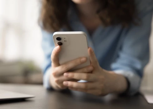 Informācijas un komunikācijas tehnoloģiju uzņēmums “Bite Latvija” brīdina par pieaugošu telefonkrāpnieku aktivitāti – pēdējo dienu laikā iedzīvotāji saņem īsziņas, kas šķietami sūtītas Ceļu satiksmes drošības direkcijas vārdā. 