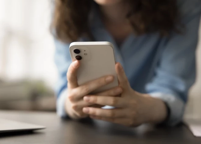 Brīdina par telefonkrāpniekiem, kuri aktīvi sūta īsziņas CSDD vārdā