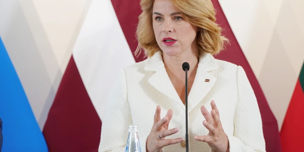 Ministru prezidente Evika Siliņa (JV) aicina koalīciju lemt par algu iesaldēšanu ministriem un citām valsts augstākajām amatpersonām.
