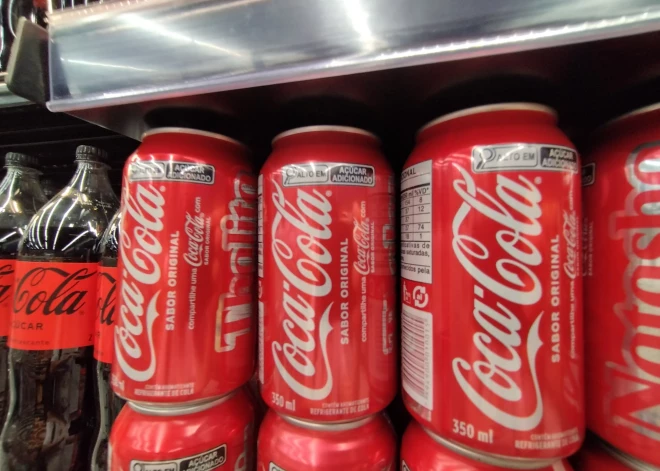 Par spīti sankcijām “Coca-Cola” joprojām atrodama Krievijas veikalu plauktos. Kāpēc?
