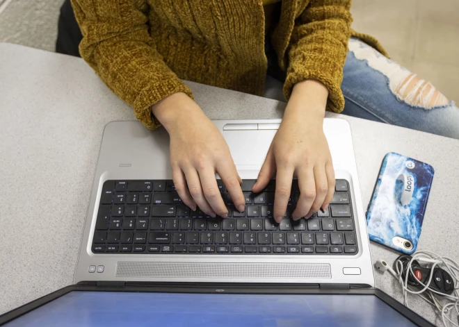 "Īsta naudas mešana vējā" – sabiedrība asi kritizē valdības ieceri ieguldīt 20 miljonus eiro reģionu iedzīvotāju prasmju pilnveidei atbilstoši klimatneitrālai ekonomikai