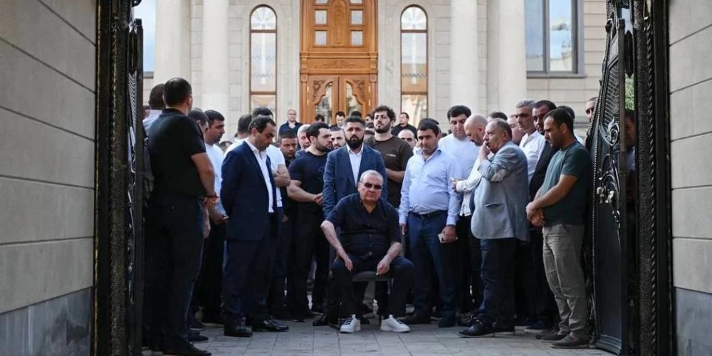Samvela Karapetjana brālis skatās uz brāļa rezidenci, kur Armēnijas Nacionālais drošības dienests veic kratīšanu.