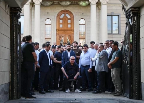 Samvela Karapetjana brālis skatās uz brāļa rezidenci, kur Armēnijas Nacionālais drošības dienests veic kratīšanu.