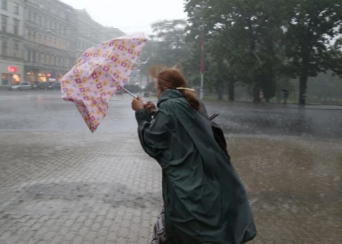 Ceturtdien Latvijā daudzviet gaidāmas pērkona lietusgāzes.