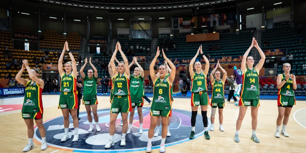 Lietuvas sieviešu izlases spēlētājas pēc uzvaras Eiropas čempionāta spēlē.