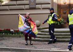 FOTO: Latvijas kvīru koris pie Saeimas protestē par LGBT+ personu tiesībām