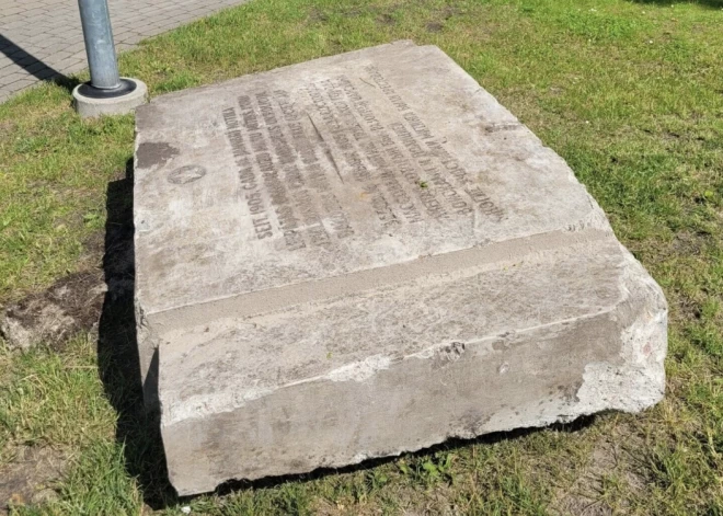 Būvdarbu laikā izrok stēlu ar uzrakstu par 1905. gada notikumiem